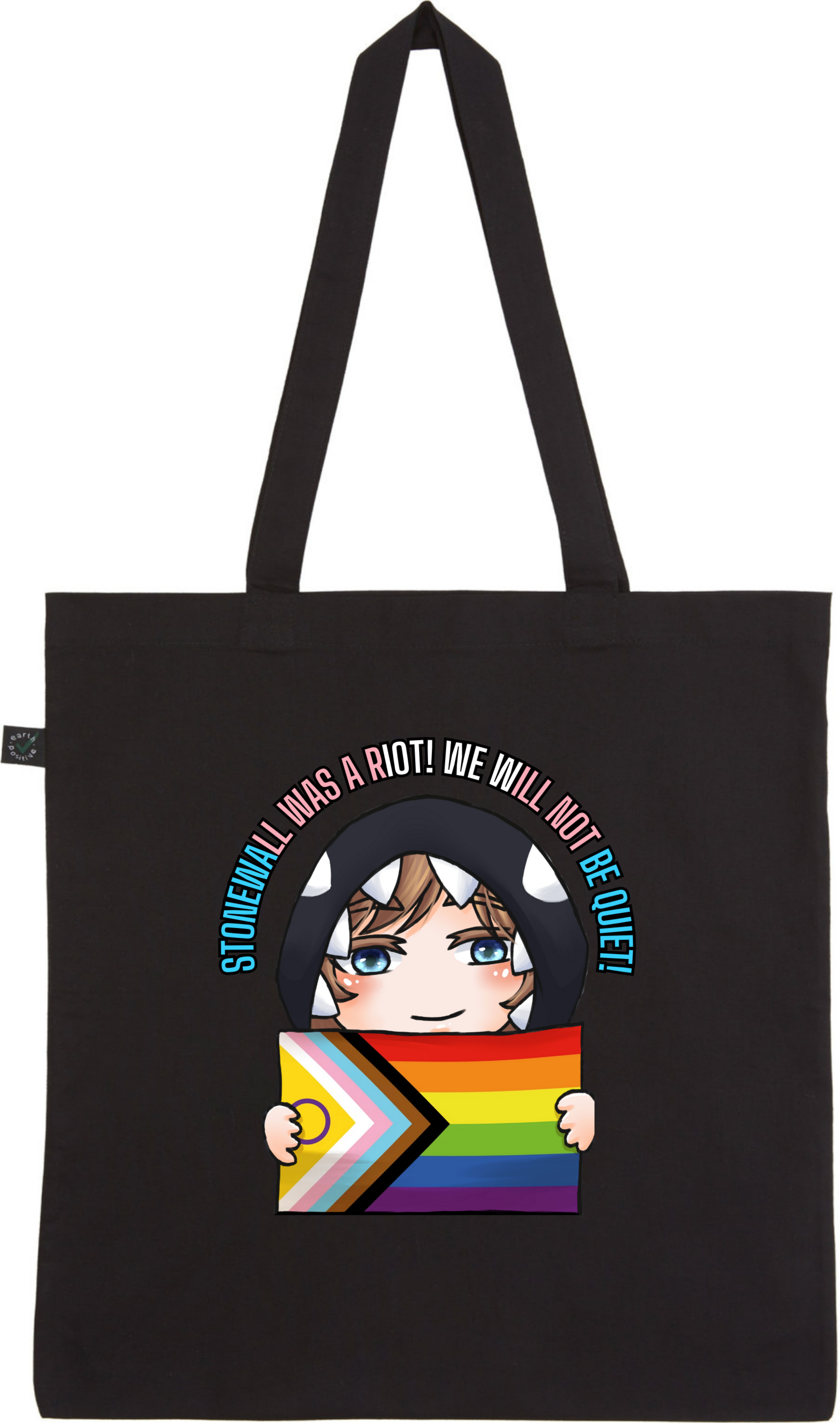 Schwarze Tragetasche mit einem bunten, grafischen Druck eines Charakters, der eine Regenbogenfahne hält und den Satz "STONEWALL WAS A RIOT! WE WILL NOT BE QUIET!" zeigt.