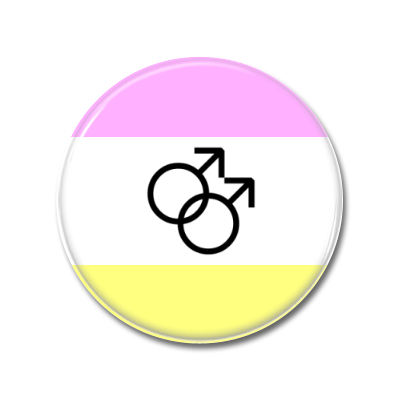 Ansteckbutton mit dem Symbol für gleichgeschlechtliche Partnerschaft auf einem Hintergrund in den Farben der Genderqueer-Flagge.