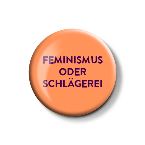 Runde Anstecknadel mit dem Aufdruck "FEMINISMUS ODER SCHLÄGEREI" auf orangefarbener Hintergrund.