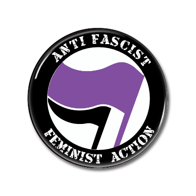 Ansteckbutton mit dem Text "ANTI FASCIST FEMINIST ACTION" und einem lila und schwarzen Fähnchen-Design.
