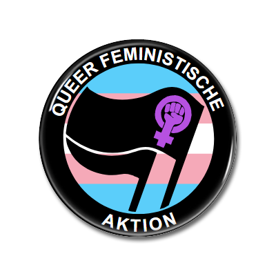Button mit dem Aufdruck „Queer Feministische Aktion“ und einem Symbol für Frauenrechte, umgeben von einer Flaggenfarbe in Pastelltönen.