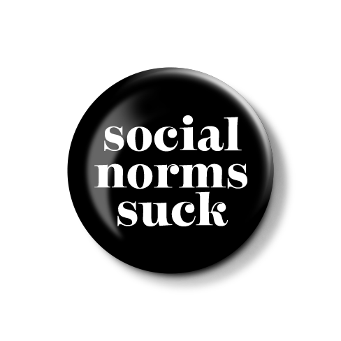 Schwarze runde Badge mit dem Text "social norms suck" in weißer Schrift.