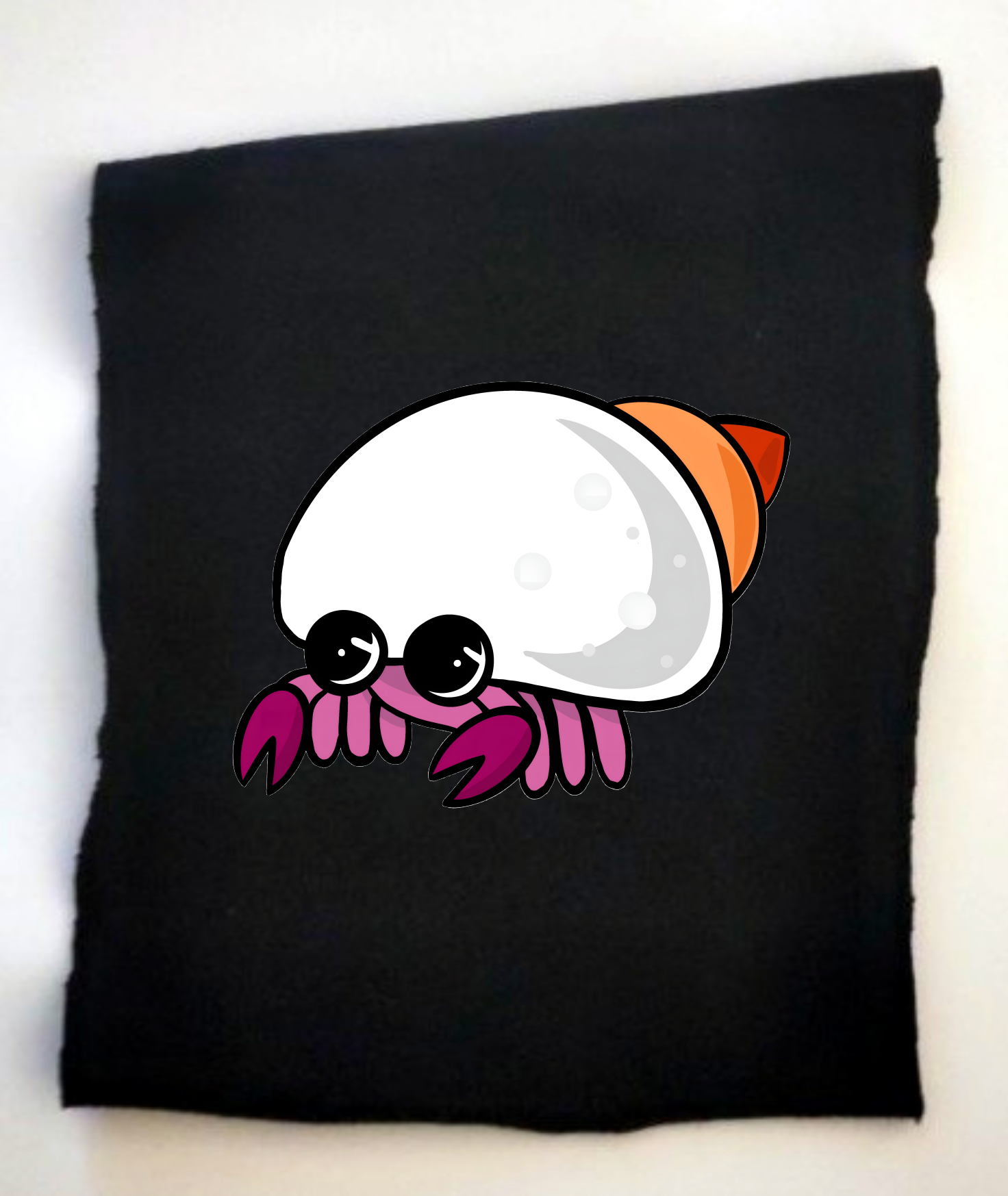 Kawaii-Krebs mit einem weißen Gehäuse und oranger Schnecke als Rückenschutz, auf einem schwarzen Hintergrund.