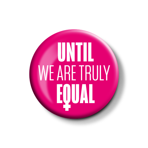 Pinker Anstecker mit der Aufschrift "UNTIL WE ARE TRULY EQUAL" und einem Symbol für weibliche Gleichheit.