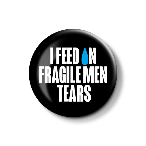 Button mit der Aufschrift "I FEED ON FRAGILE MEN TEARS", design in Schwarz und Blau.