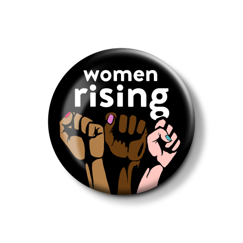 Button mit der Aufschrift "women rising" und symbolischen erhobenen Fäusten in verschiedenen Hauttönen.