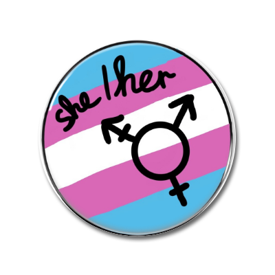Ansteckbutton mit dem Schriftzug „she/her“ und dem Transgender-Symbol auf einem Hintergrund mit den Farben der Transgender-Flagge (blau, rosa und weiß).