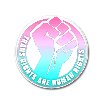 Rundes Emblem mit einer gefälschten Hand und dem Schriftzug "TRANS RIGHTS ARE HUMAN RIGHTS" in einem regenbogenfarbenen Design.