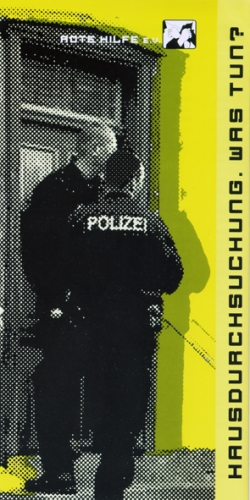 Informationsbroschüre über das Vorgehen bei Hausdurchsuchungen mit einem Polizeibeamten.