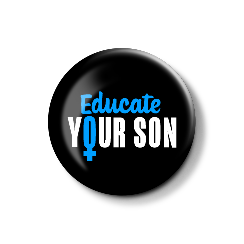 Schwarzer Anstecker mit dem Text "Educate YOUR SON" in blau und weiß.