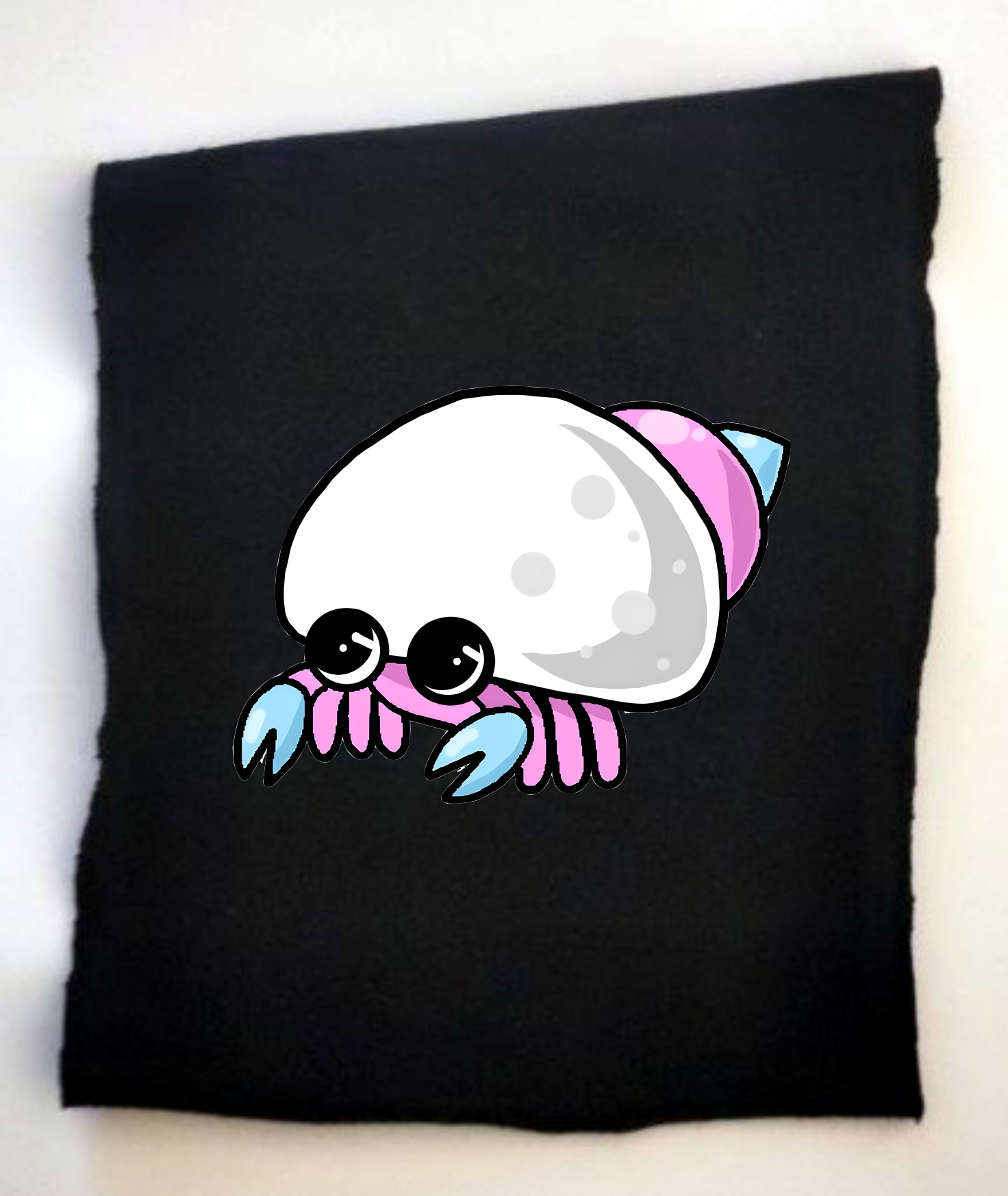 Niedlicher, cartoonartiger Krebs mit einer weißen Schale und pinken Beinen auf einem schwarzen Hintergrund.