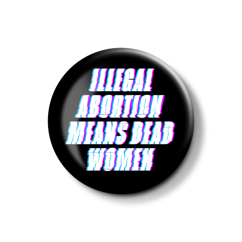 Rundes Abzeichen mit dem Text "Illegal Abortion Means Dead Women" in auffälliger Schrift.