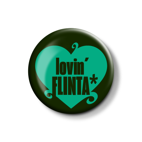 Rundes Button-Design mit einem grünen Herz und dem Schriftzug „lovin' FLINTA*“ in kräftigen Buchstaben.
