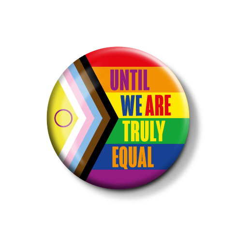 Farbiger Button mit der Aufschrift „UNTIL WE ARE TRULY EQUAL“ und gay Pride-Farben.