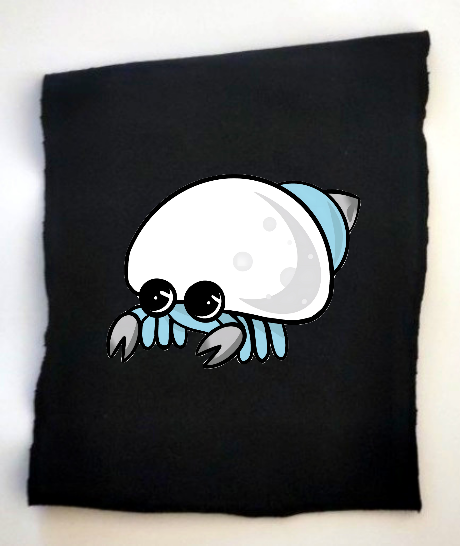 Kawaii-Krabbe mit einem weißen Panzer und blauen Beinen, auf einem schwarzen Hintergrund. 
