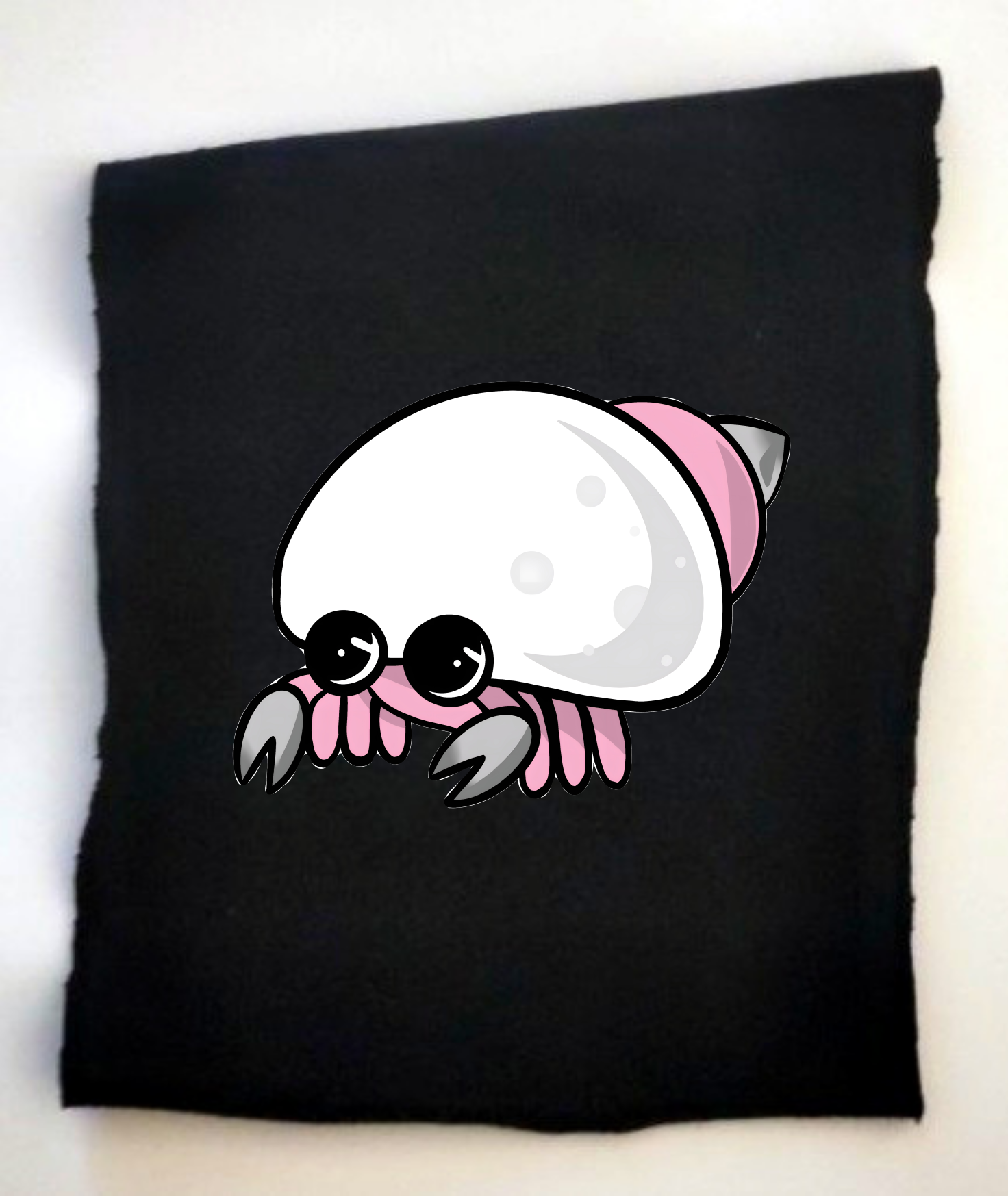 Kawaii-Krebs mit großen Augen und einem weißen, runden Panzer auf schwarzem Hintergrund. 