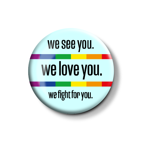 Button mit der Aufschrift "we see you. we love you. we fight for you." in Regenbogenfarben.